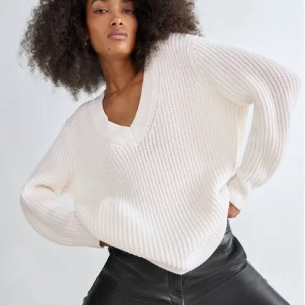 Aritzia Babaton Roger soft chunky v- neck 100% merino wool pullover sweater XS